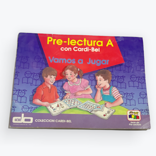 The product packaging for 'Pre-lectura A con Cardibel' educational card game, featuring a purple box with a red banner and an illustration of three children playing.